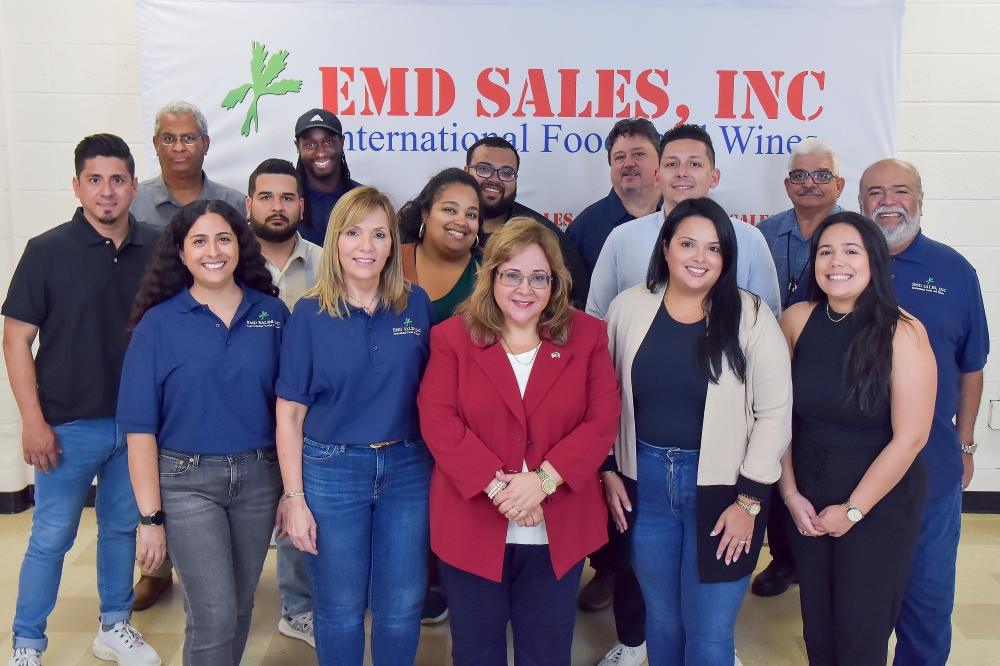 Elda Devarie (centro) con su equipo de ejecutivos, dentro de ellos su hijo (detrás de ella) y otros familiares. FOTO: CORTESÍA EMD SALES