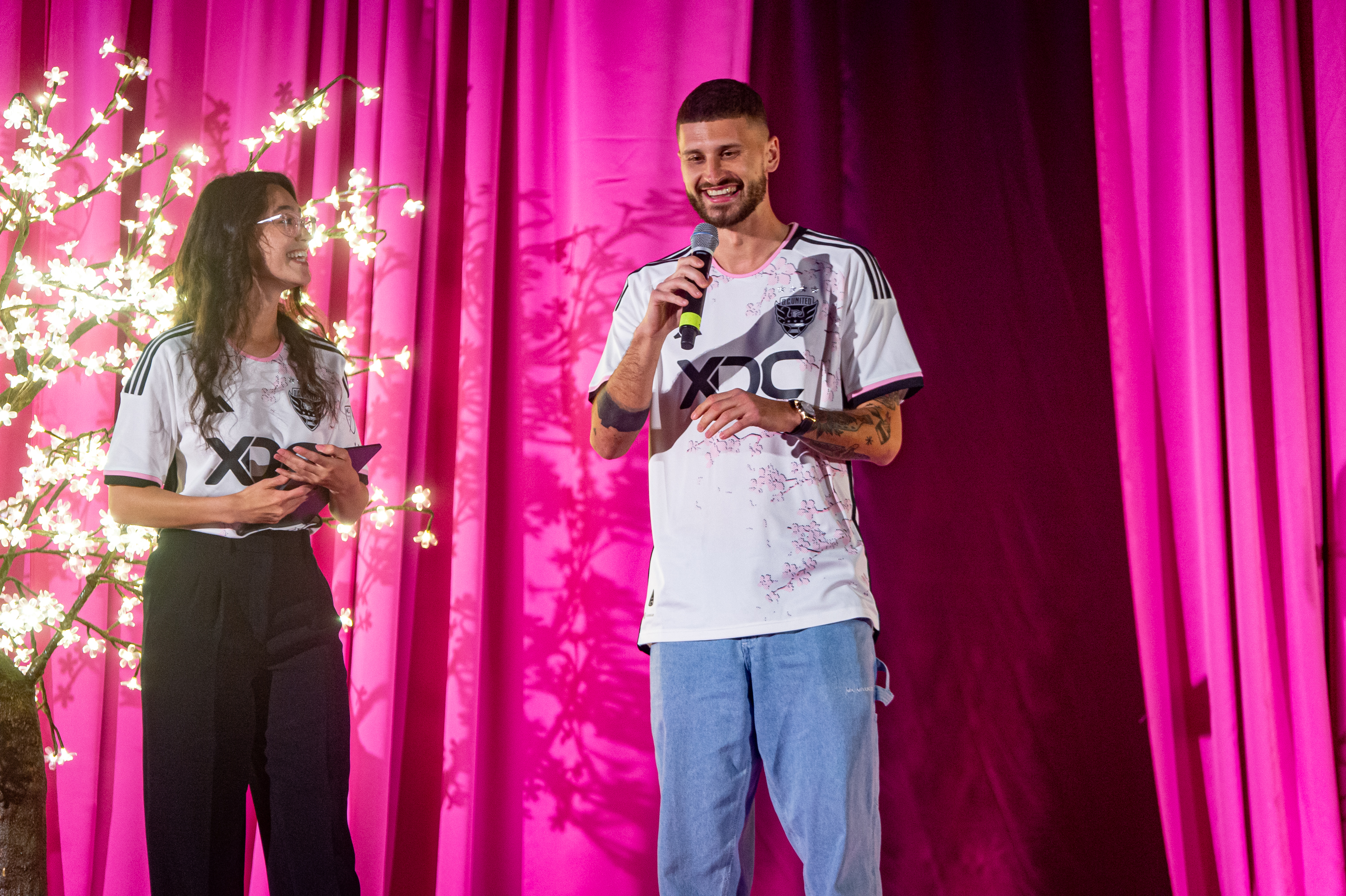 Mateusz Klich visitando con la nueva playera de visitante para esta temporada.