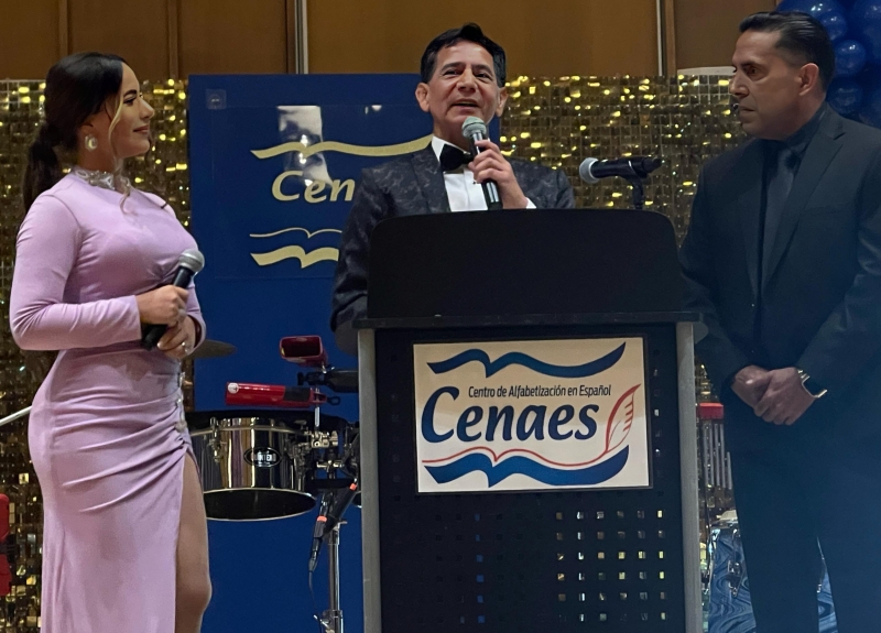 Pedro Biaggi (der.) y Stefani Gamboa escuchan el discurso de Mario Gamboa en ocasión  del aniversario.