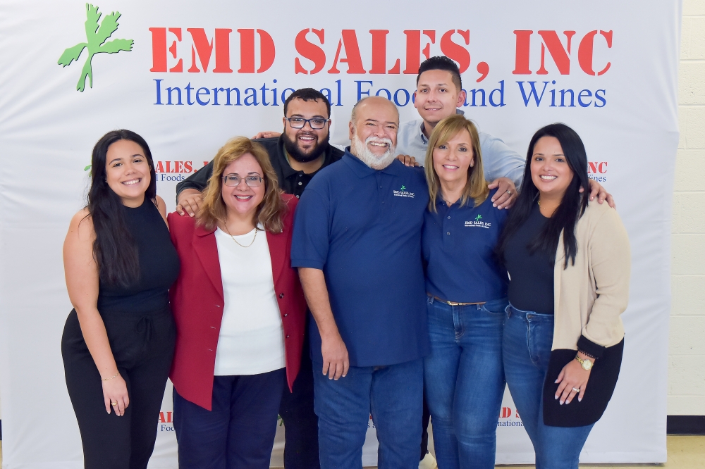 De izquierda a derecha, Ana Colón (sobrina), Elda Devarie, Roberto Devarie (hijo), Antonio Colón, Carmen Pérez (hermana), Oswaldo Guerrero (sobrino) y Angélica Colón (sobrina), parte del equipo de la empresa. FOTO: CORTESÍA EMD SALES