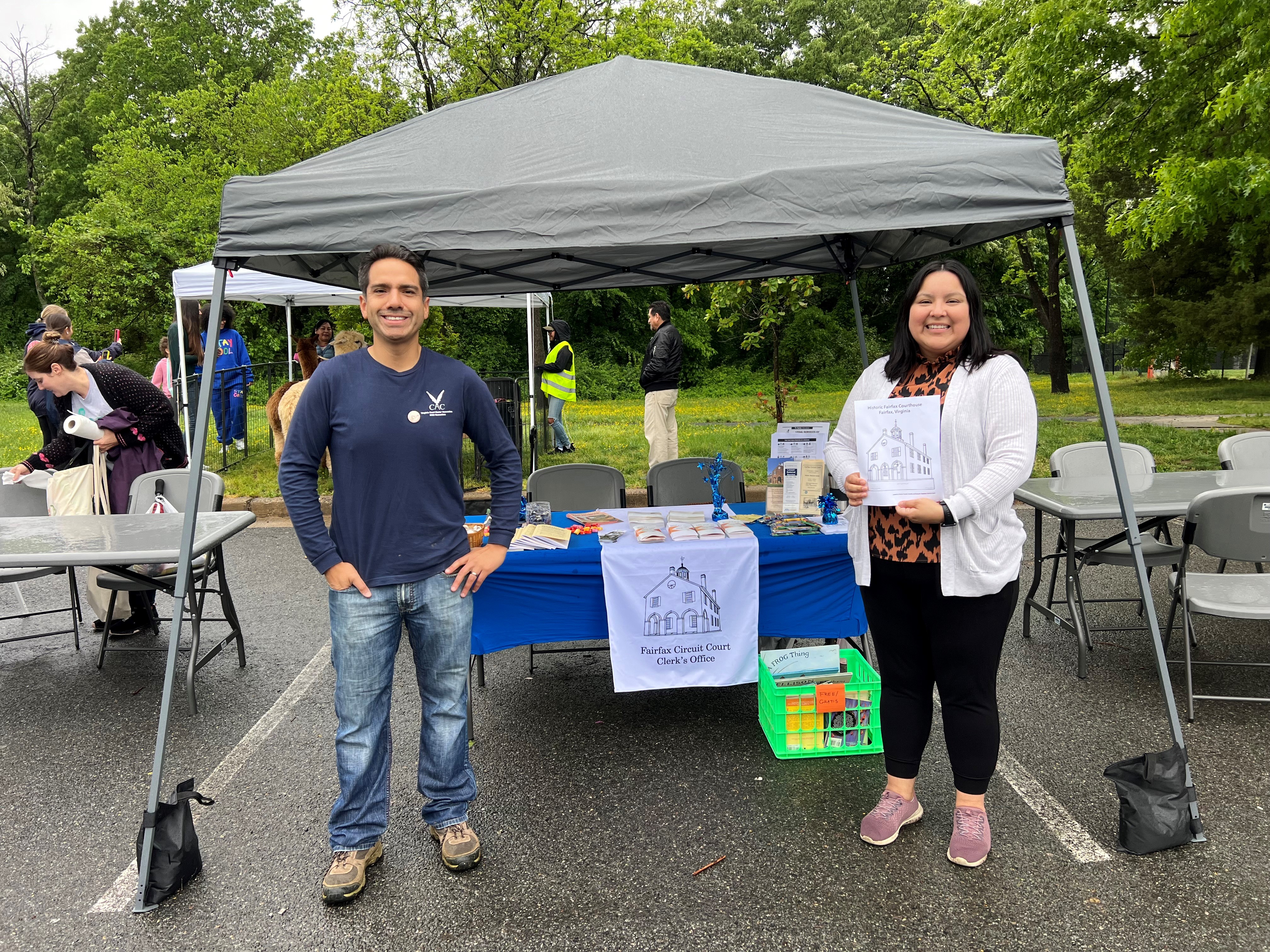 Un stand informativo de los servicios de la Corte en Culmore, Virginia./ CORTESÍA CORTE DEL CIRCUITO DE FAIRFAX.
