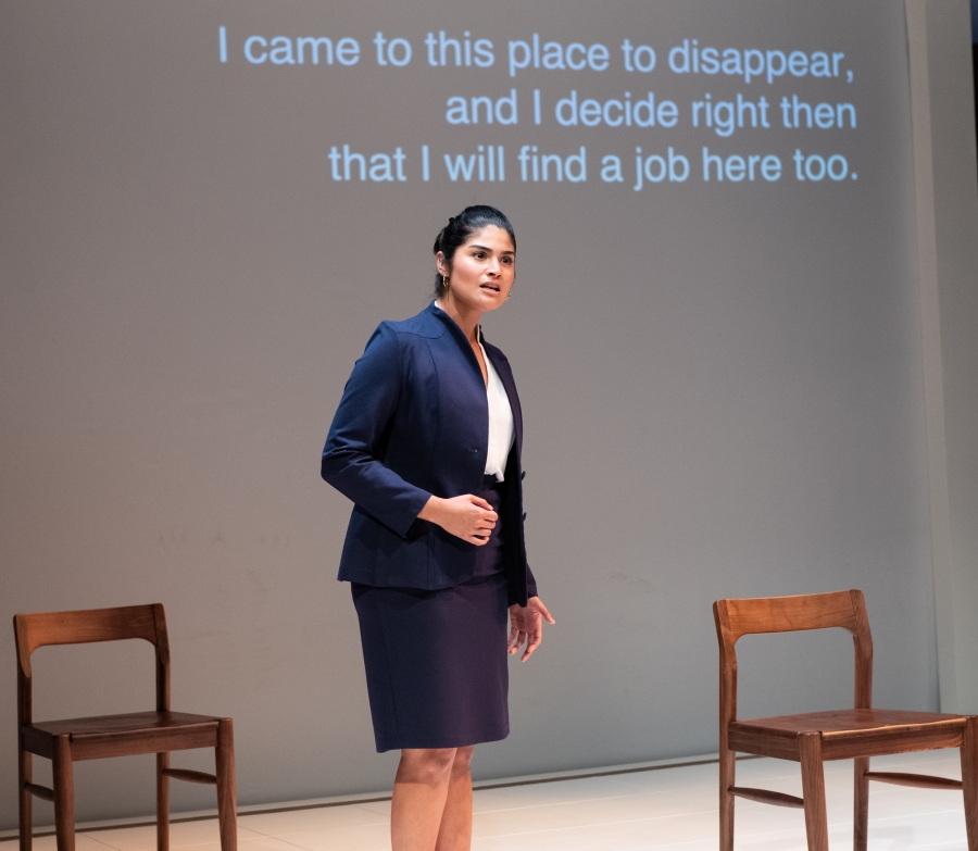 Legna Cedillo, en su rol de Adriana, abre la obra hablando en español. CORT. Margot Schulman