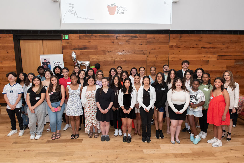 La imagen tiene un atributo ALT vacío; su nombre de archivo es 092724-VERIZON-LatinoSTUDENTfund-01.jpg