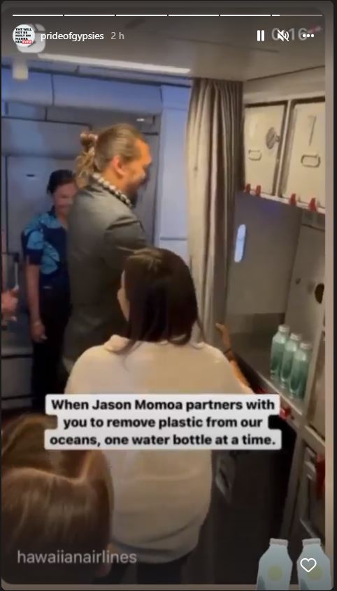 Jason Momoa sorprendió a tripulantes de un avión tras actuar como asistente de vuelos