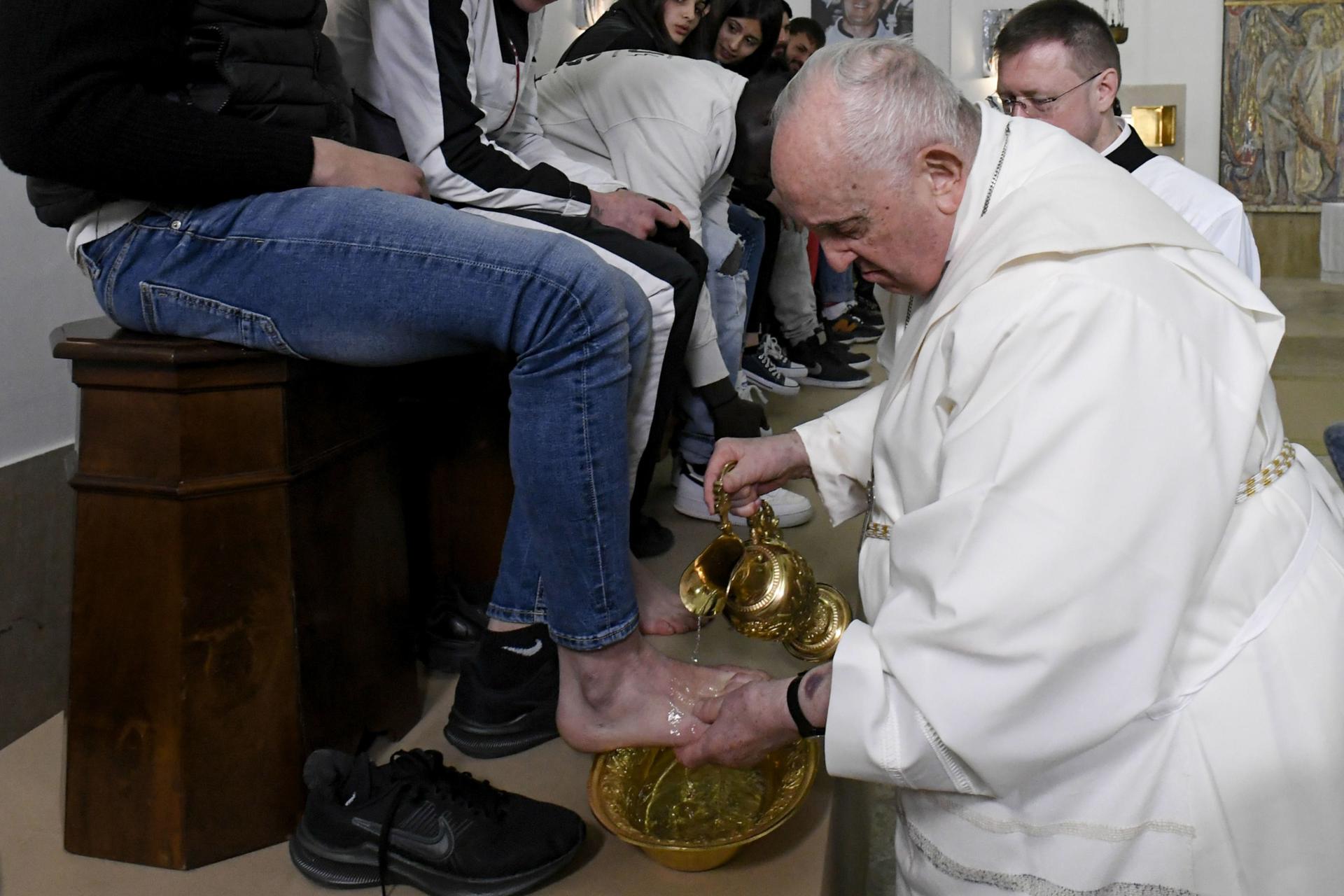 Papa Francisco realizando el rito del lavatorio de los pies el Jueves Santo en Roma, a los jóvenes presos que simbolizan a los apóstoles. Foto: Efe