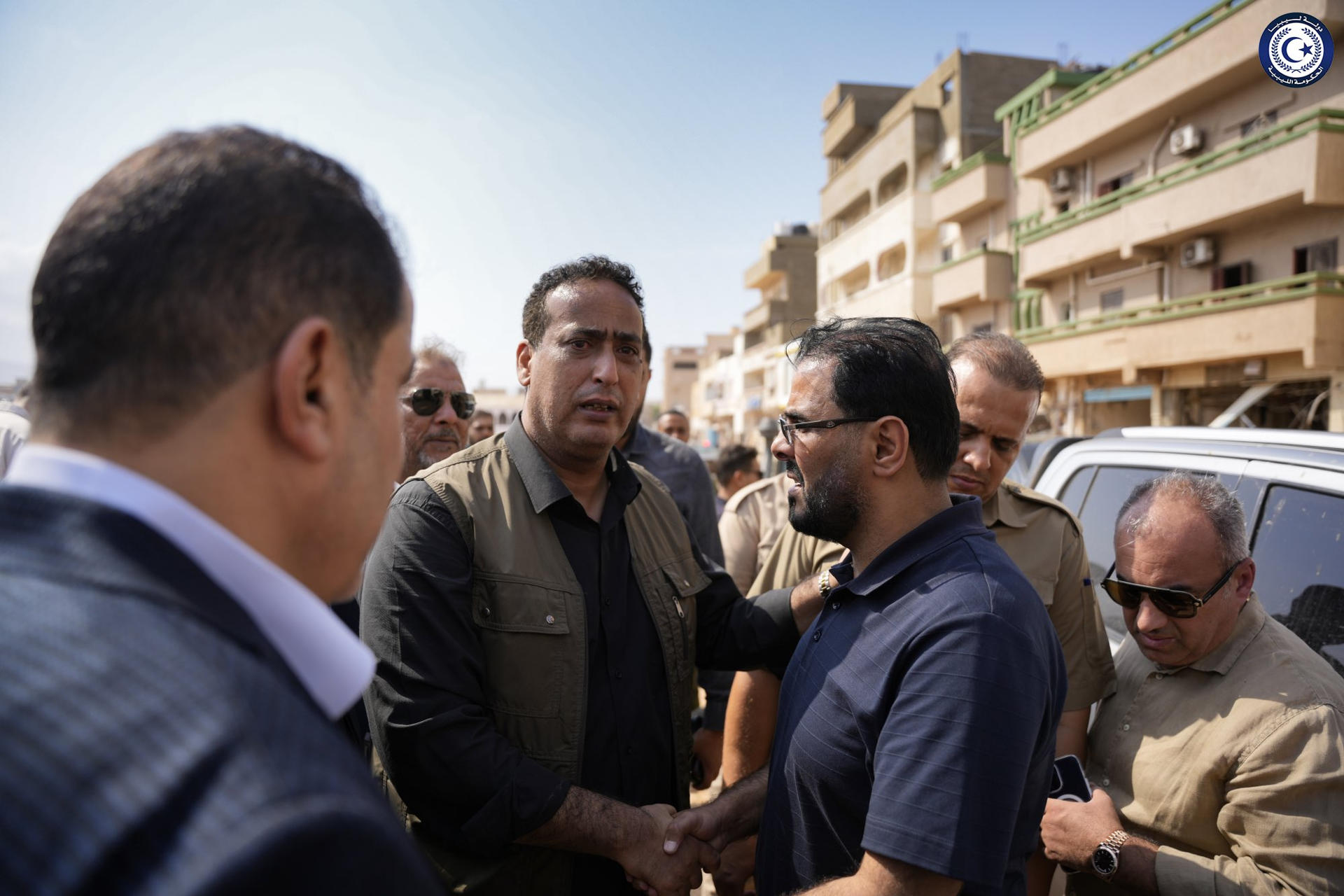Imagen distribuida por el Departamento de Comunicación del Gobierno de Libia en una red social que muestra al jefe del Ejecutivo paralelo designado unilateralmente en 2022 por el Parlamento, encabezado desde mayo pasado por Osama Hammad (c-d), durante su visita a la ciudad de Derna. | Foto: Gobierno de Libia/EFE.