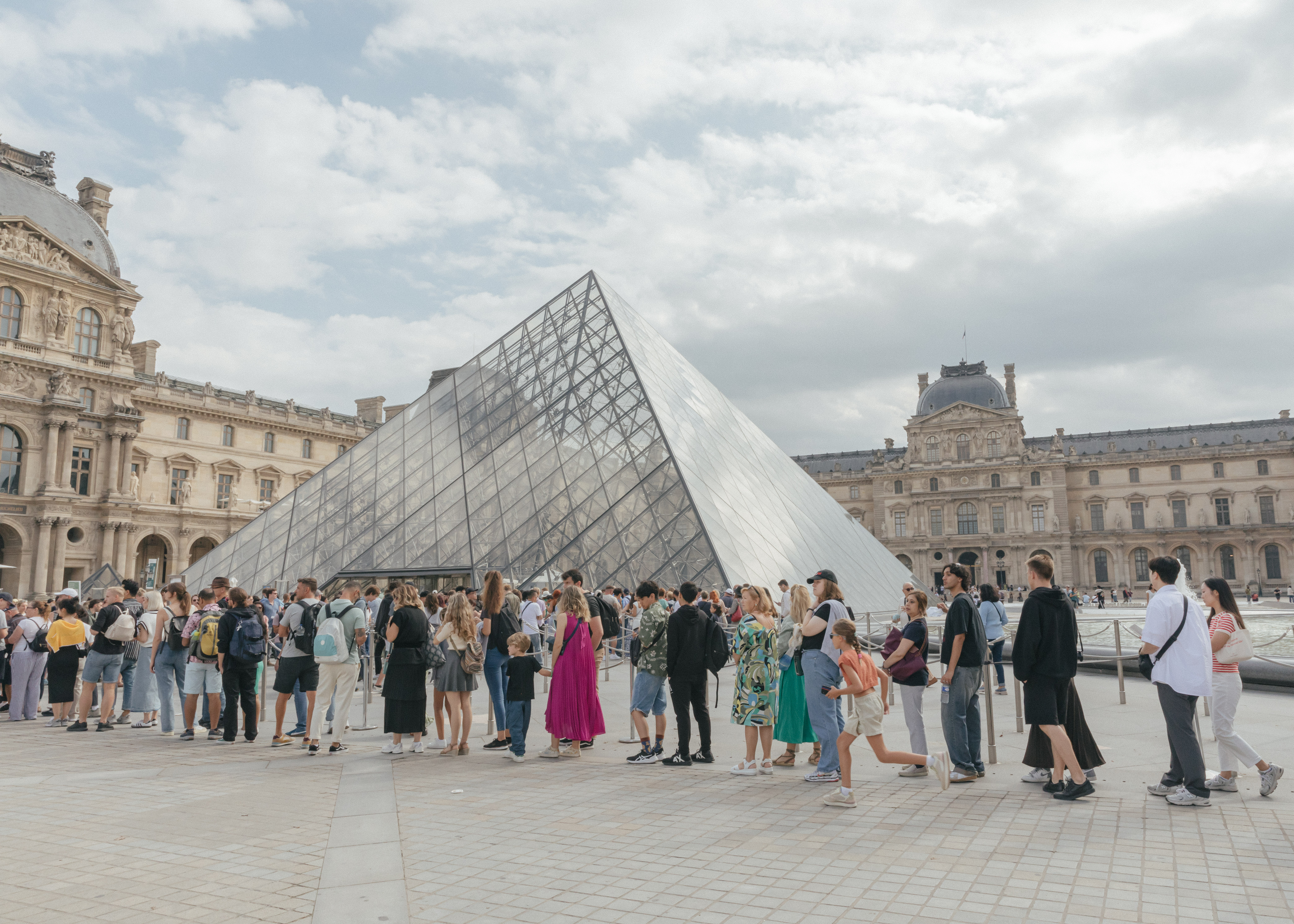 Cierran Louvre amenaza de bomba