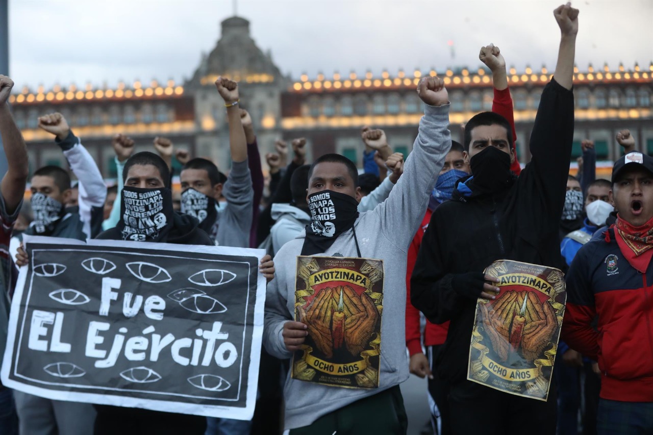 La marcha por el octavo aniversario de los 43 normalistas desaparecidos de Ayotzinapa desde el Ángel de la Independencia en la capital mexicana. Foto: Efe/ Sáshenka Gutiérrez.
