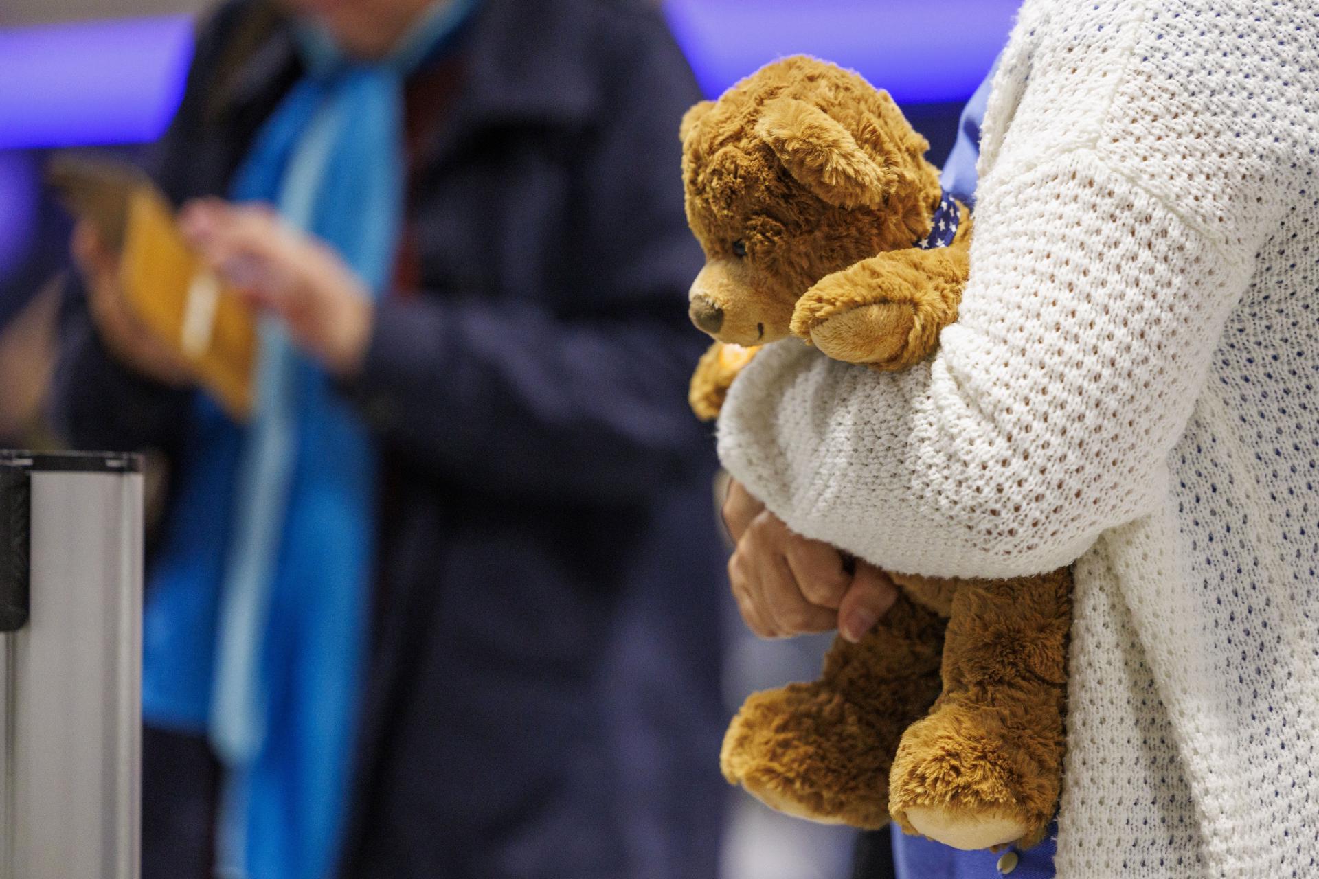 No es necesario que ocultes a tus hijos lo que sucede en el mundo, pero tampoco tienes que exponerlos a historias constantes sobre la guerra. | Foto: Efe.