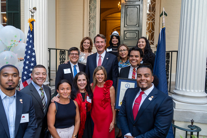 Youngkin asegura que promueve la participación de la comunidad latina en las elecciones. Foto Oficina del gobernador Glenn Youngkin.