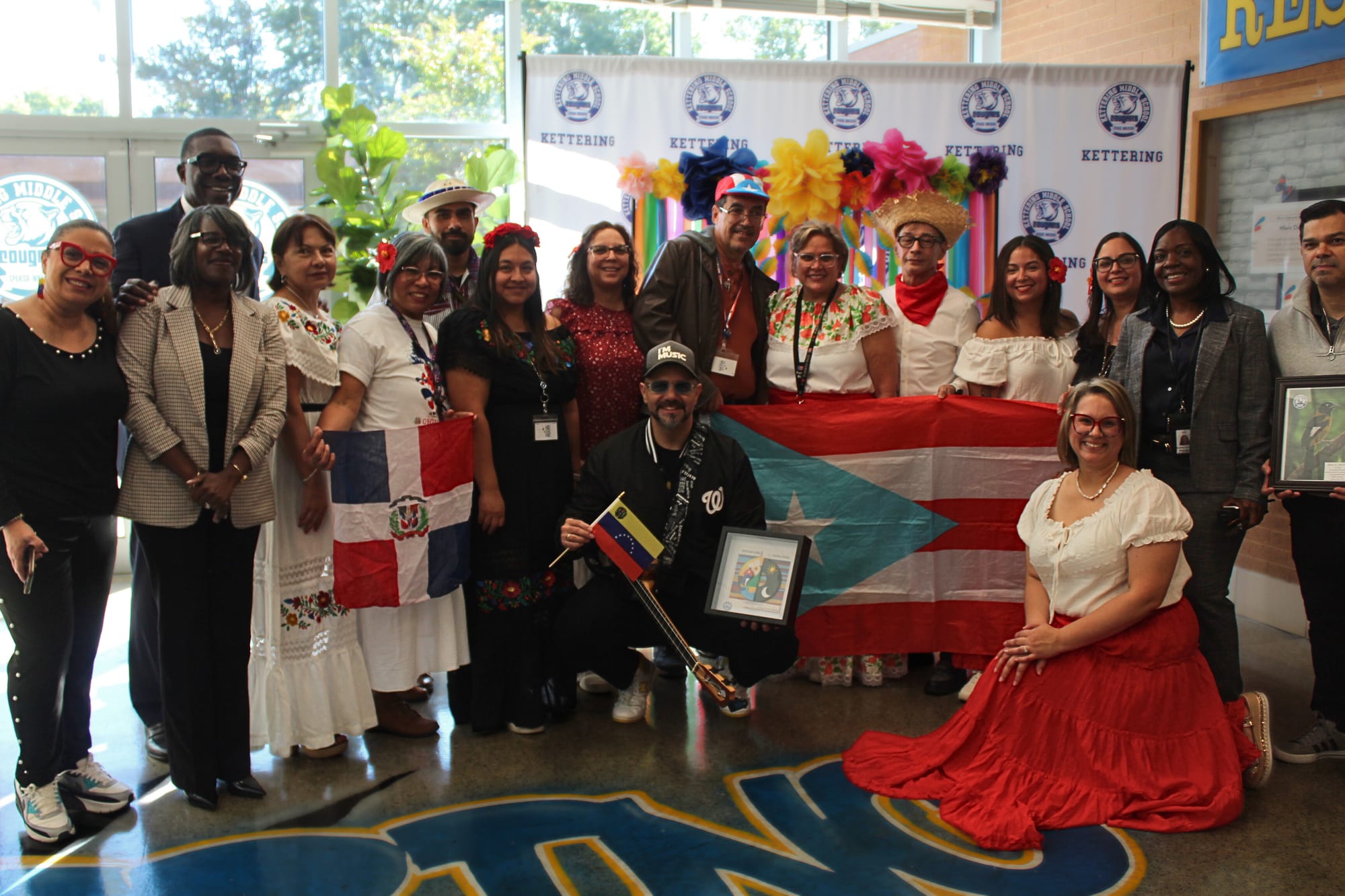 Herencia Hispana en concierto: Jonathan Acosta conecta con estudiantes de Kettering Middle School