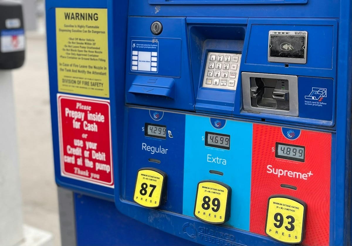 Por qué la gasolina podría bajar en el DMV después de semanas al alza