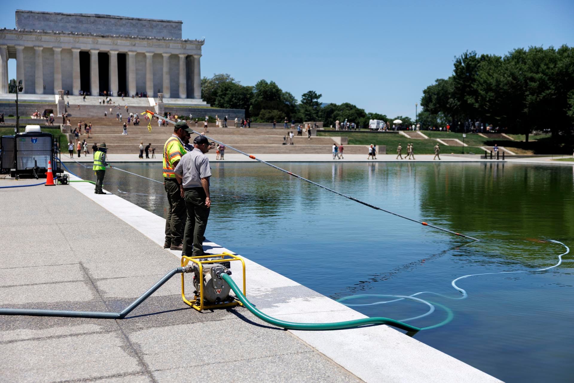 Trump ordena drenar el Reflecting Pool tras arrestos por vandalismo, incluido un olímpico