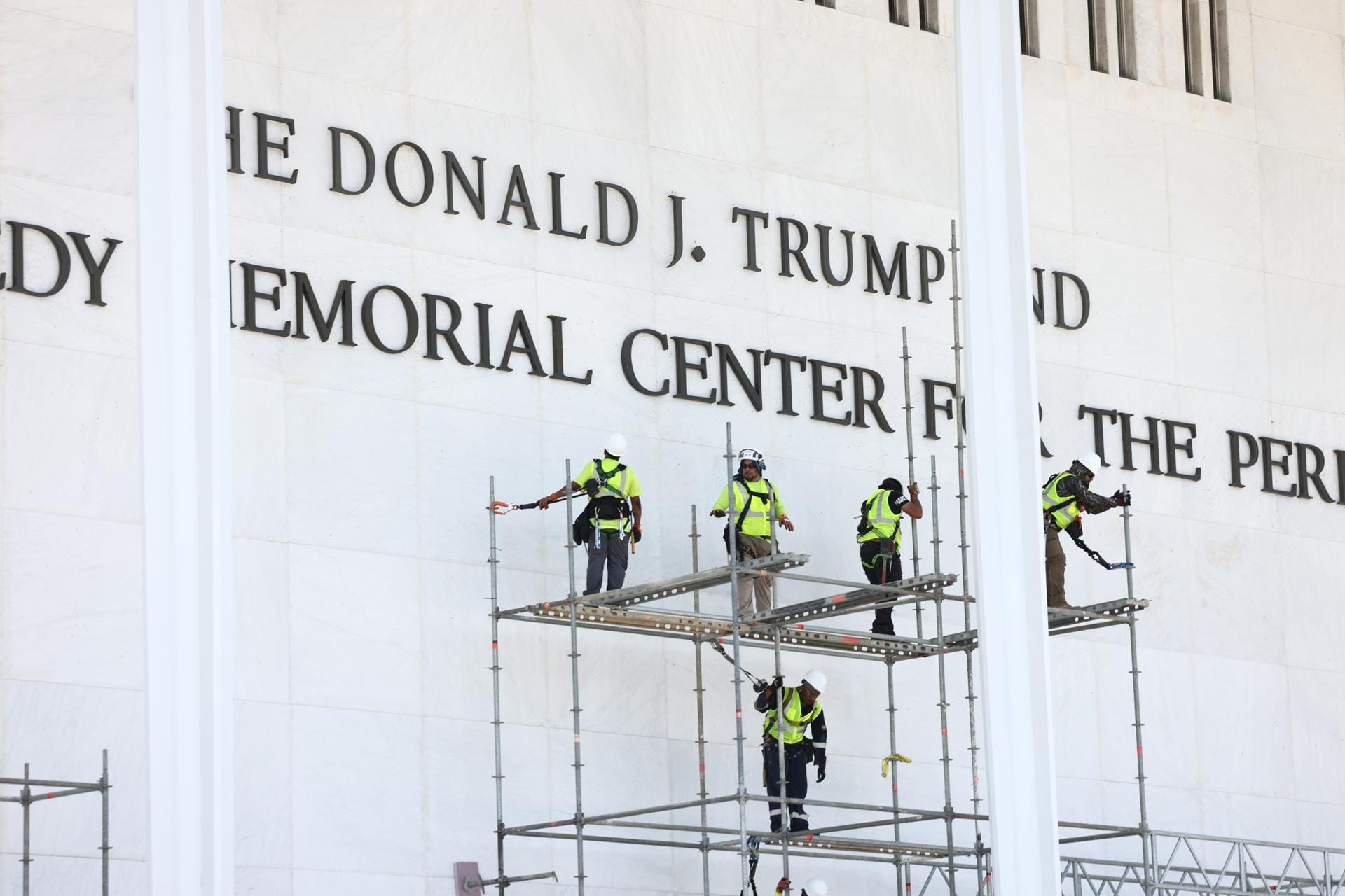 Juez ordena retirar el nombre de Trump del Kennedy Center hoy