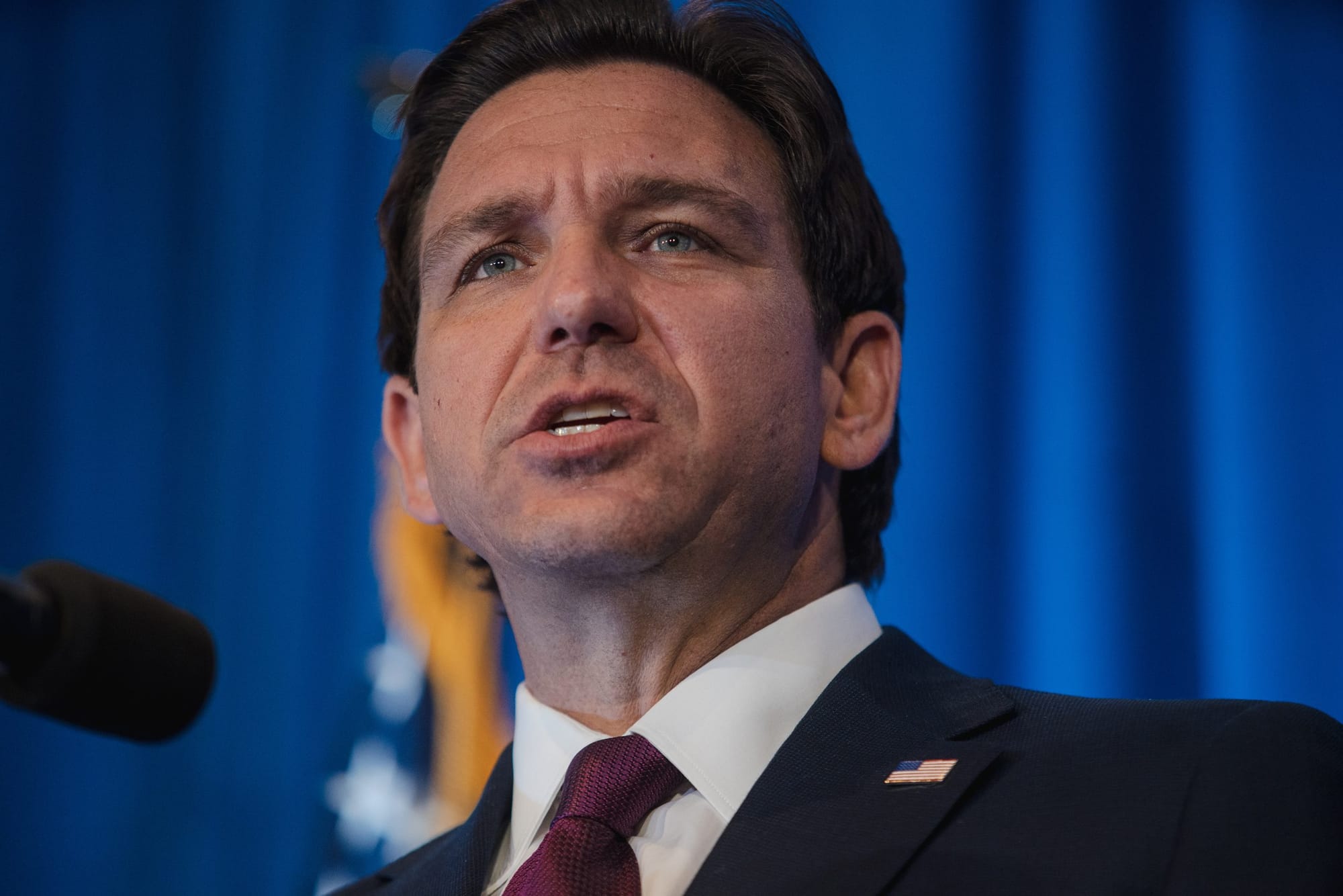 DeSantis firma ley que limita seguridad de los trabajadores contra el calor en Florida