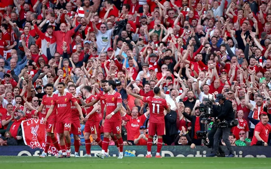 Anfield estalla con la victoria del Liverpool en la Premier League