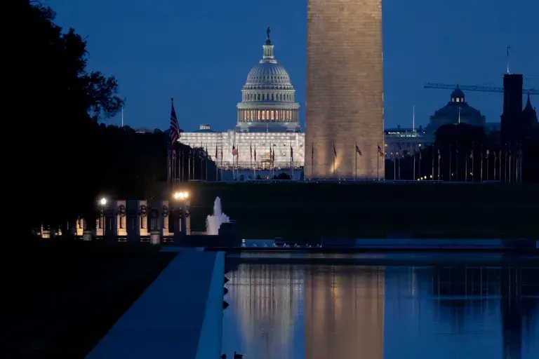 ¿Salvar a Donald Trump o salvar la economía? El dilema existencial que el Congreso debe resolver en cuatro semanas