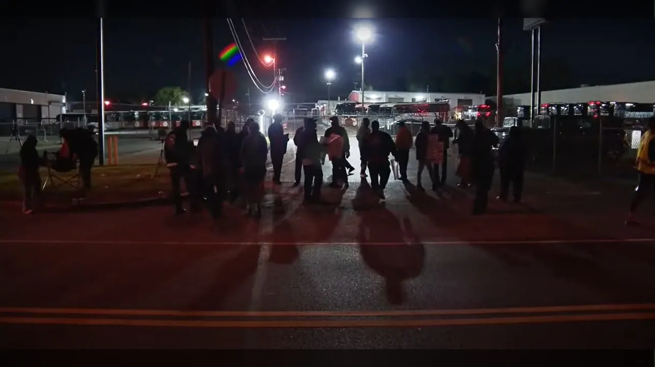 Conductores de autobús de Maryland hacen huelga por mejores condiciones laborales