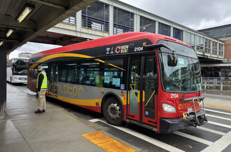 Buses del DC Circulator ruedan ahora por California y Boston tras su cierre