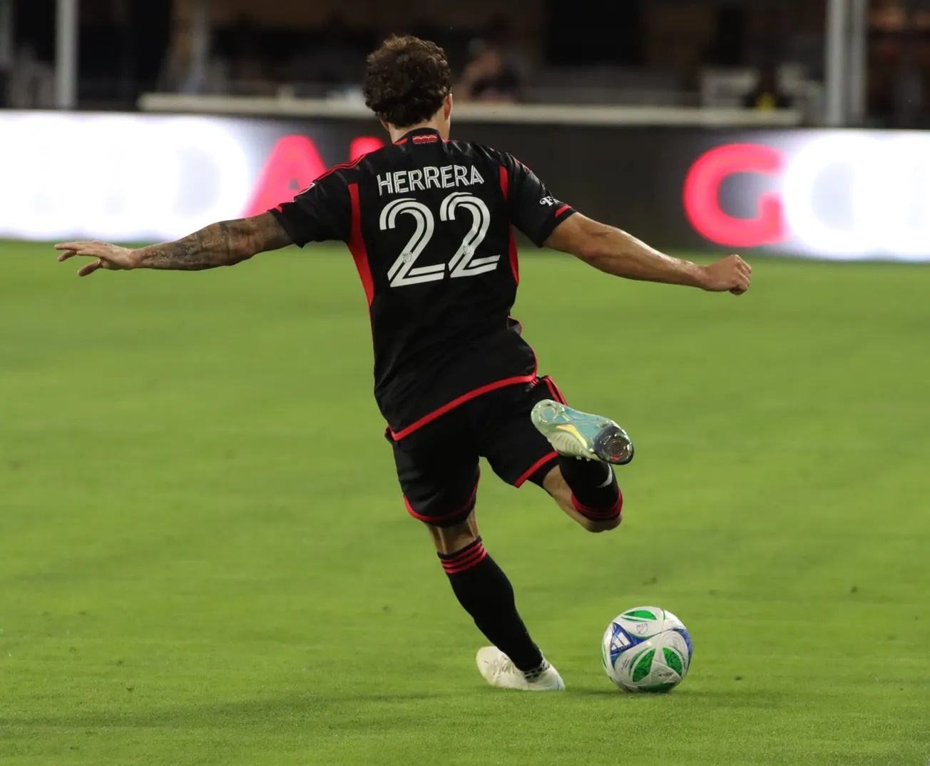 DC United remonta con Benteke y la defensa latina responde: DC United se impone 2-1 al Colorado Rapids
