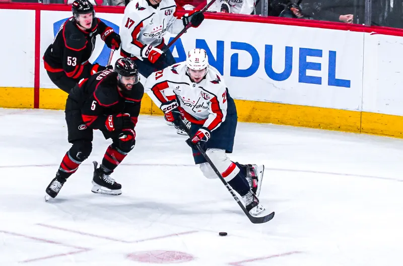 Los Capitals resisten la presión y buscan igualar la serie ante los Hurricanes