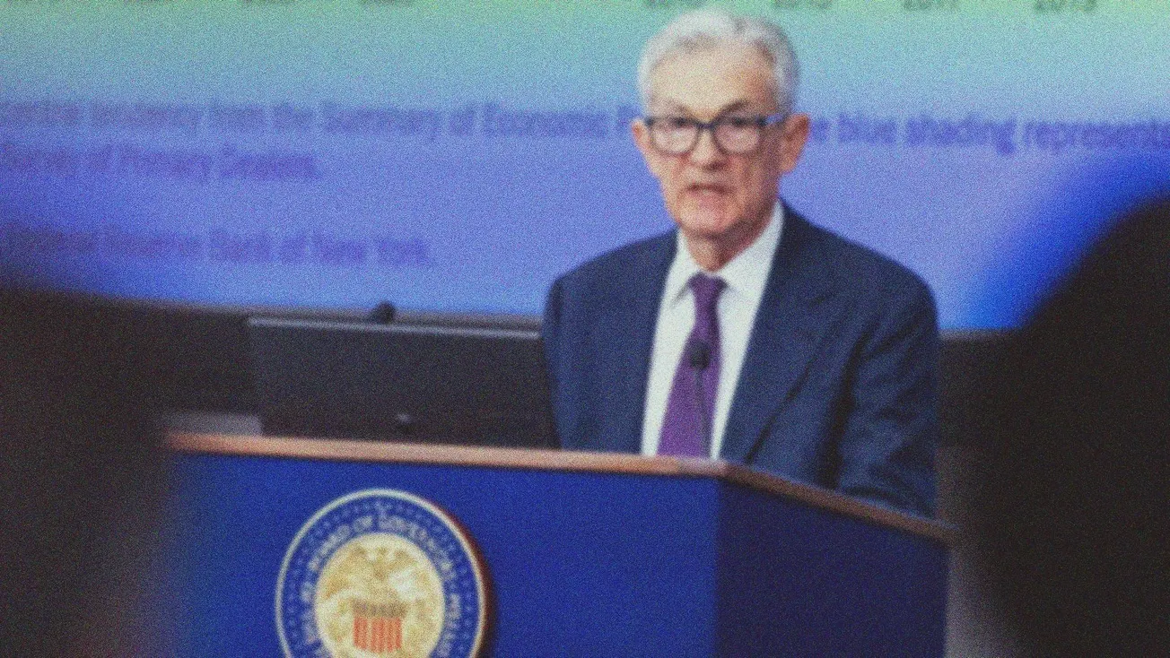 Powell nos corta las alas: las tasas de interés se mantendrán altas y anticipa un futuro más caro