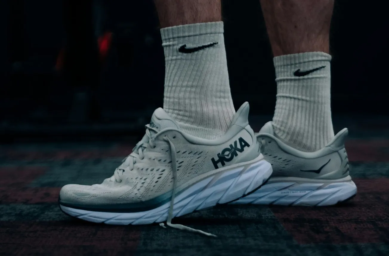 Las acciones de Deckers caen tras resultados trimestrales débiles