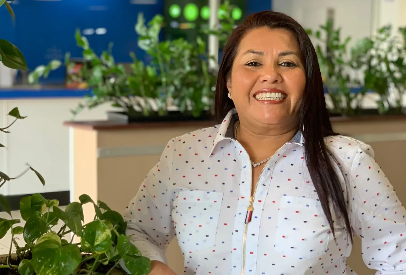 Empresaria salvadoreña cumple sueño de votar por primera vez