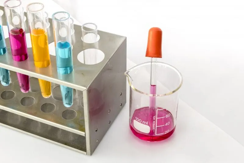 Médicos forenses buscan rastros de COVID-19 en muertes inexplicables