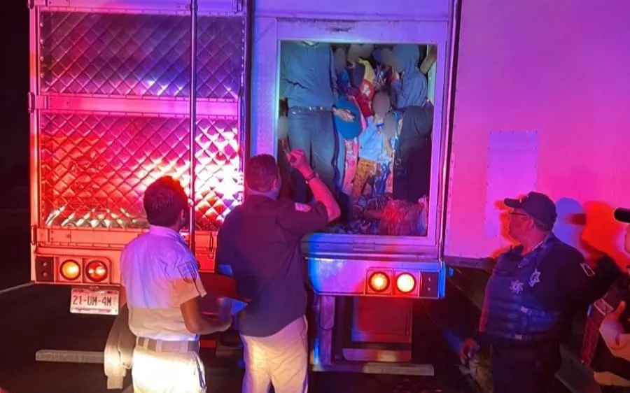 Hallan 231 inmigrantes dentro de un tráiler en México