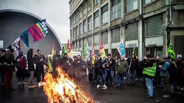 Huelga de transporte genera caos en Francia a días de la Navidad