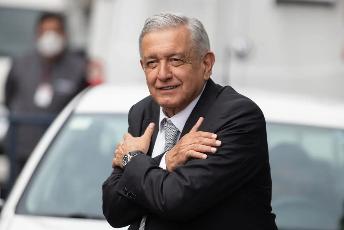 AMLO acusa de "traición a la patria" a ONG que investigó la lujosa Casa Gris en la que vivió su hijo