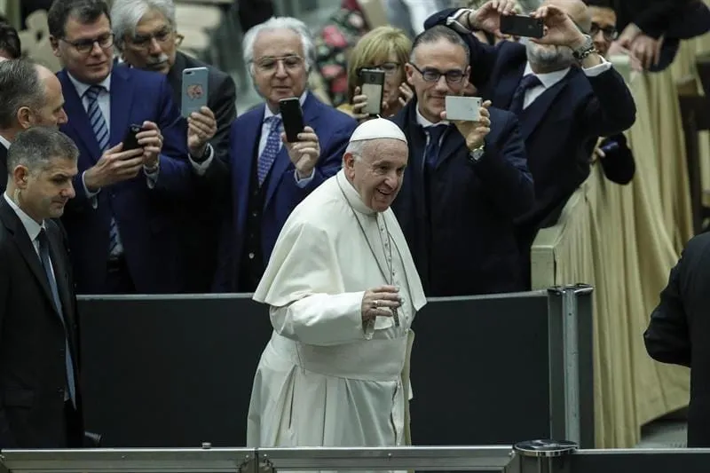 Papa Francisco espera que comunidad internacional respete "Pacto migratorio"
