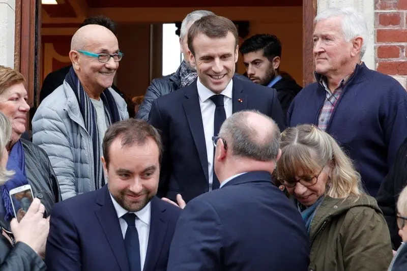 Macron invita a los chalecos amarillos a un diálogo sobre reformas económicas