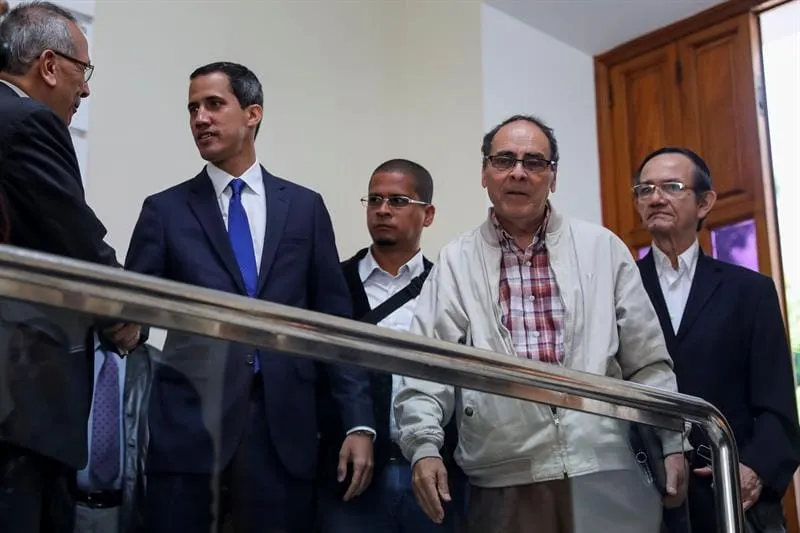 Exministros de Chávez dicen que referendo a Maduro solucionará crisis política