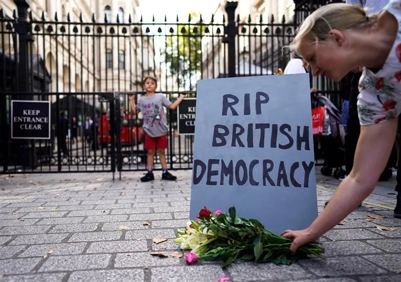 Reina aprueba solicitud de Johnson de suspender al Parlamento antes de la fecha límite del Brexit