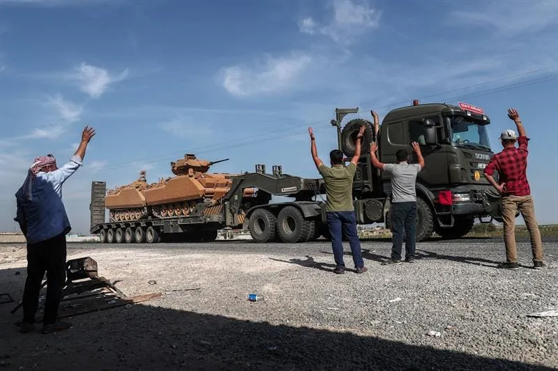Tropas sirias entran en las ciudades del noreste mientras Turquía advierte de una ofensiva más amplia