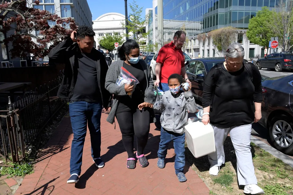 Migrantes de un tercer autobús en Washington D.C.