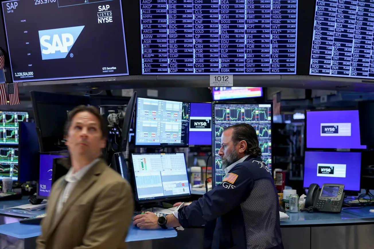 Dow Jones se desploma más de 200 puntos tras las nuevas tensiones comerciales entre EEUU y China