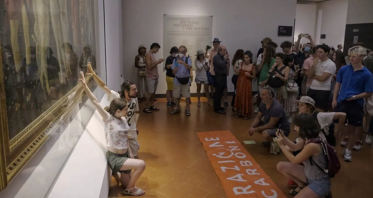 Activistas pegan sus manos a la pintura de Botticelli en forma de protesta por crisis climática