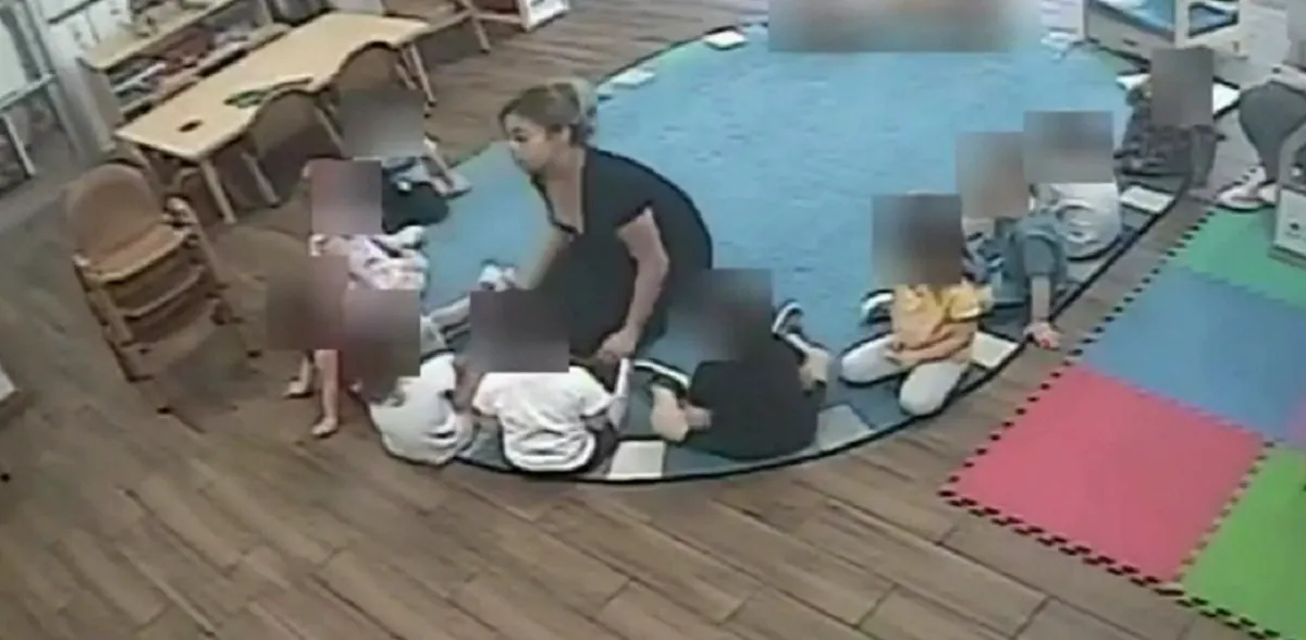 Arrestan a dos maestras al ser grabadas maltratando a niños de preescolar en Georgia