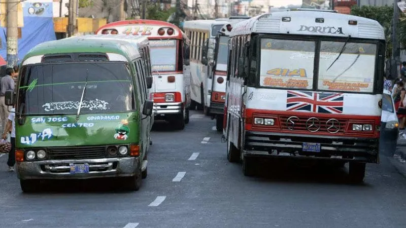 Bukele paraliza el transporte público y cierra más la economía salvadoreña