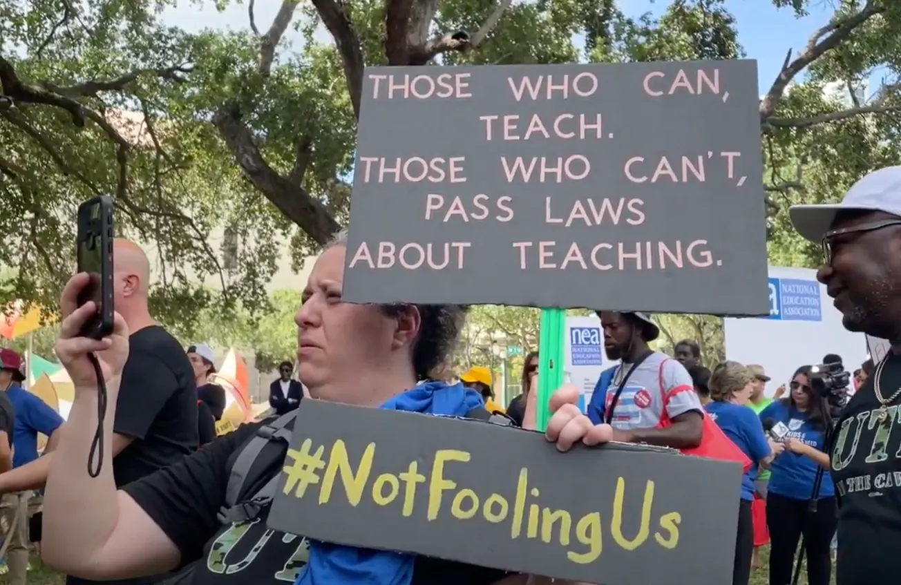 Maestros se concentraron en Miami bajo la consigna “Not Fooling Us” para protestar contra las leyes del gobernador de Florida