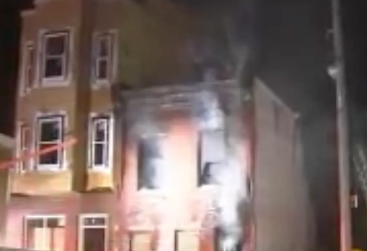 Incendio al amanecer provoca derrumbe parcial en Port Richmond