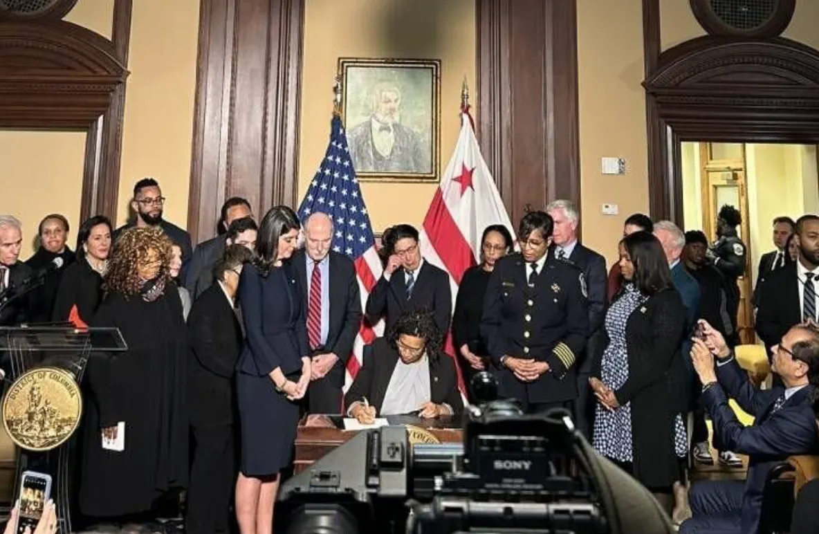 La alcaldesa de DC asegura que la delincuencia está disminuyendo mientras firma legislación