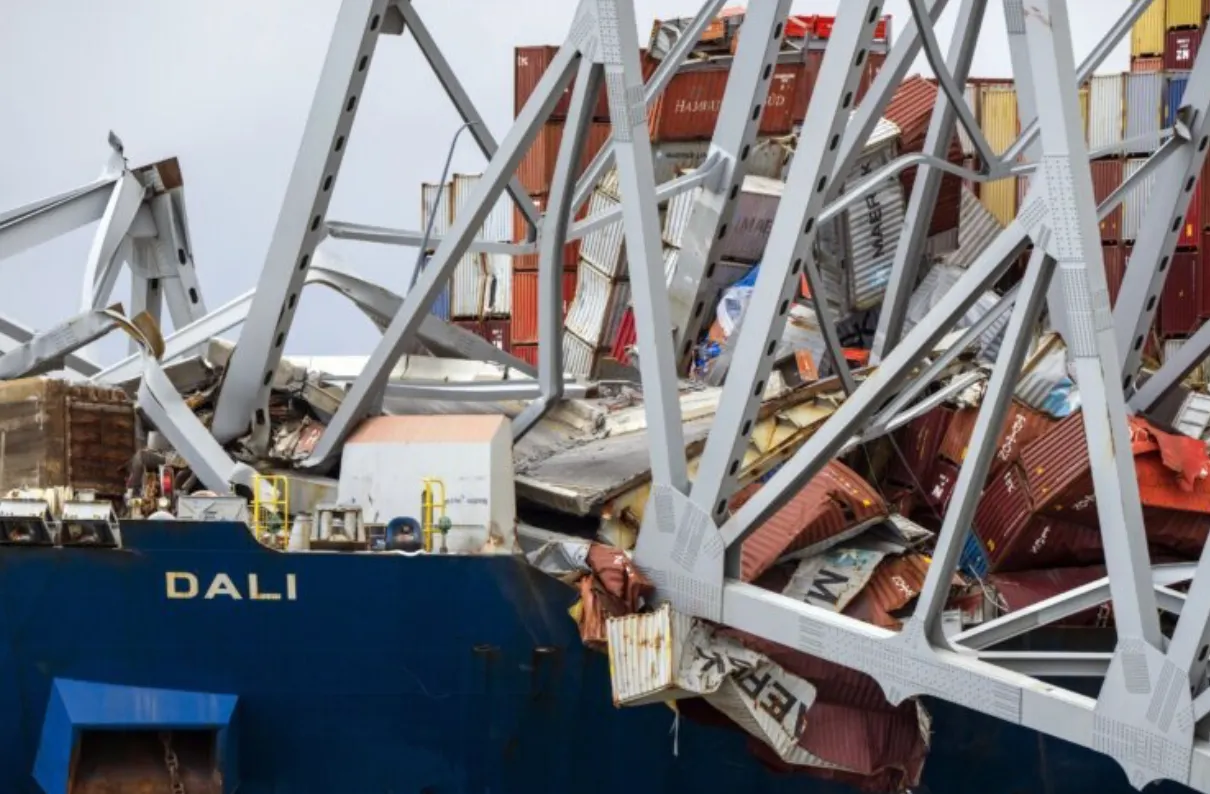 Activan comando unificado de respuesta para reabrir el paso en el puente de Baltimore