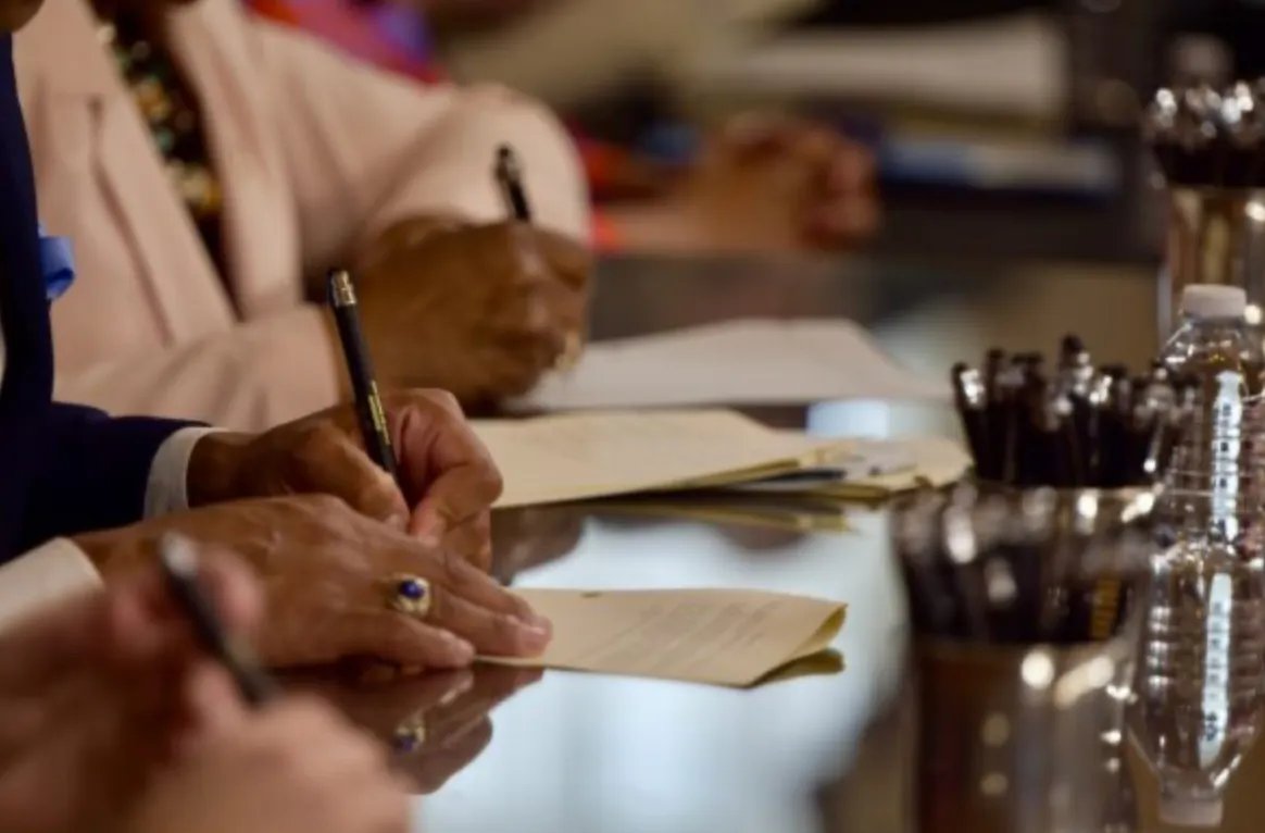 Moore firma nueva ley de ayudas portuarias y protección para trabajadores