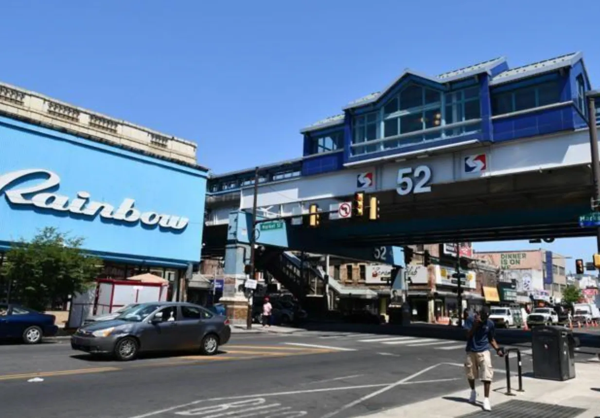 Los residentes hispanos en Filadelfia ganan sistemáticamente menos que los asiáticos