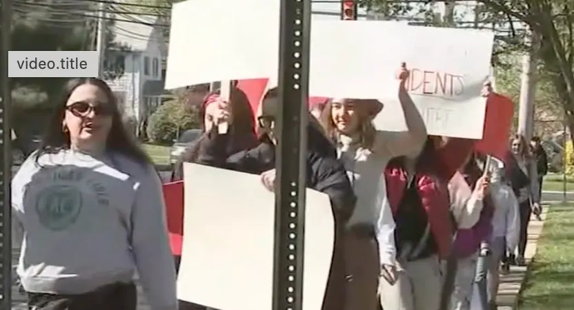 Un grupo de padres y alumnos protestaron tras un violento ataque en la Pennbrook Middle School
