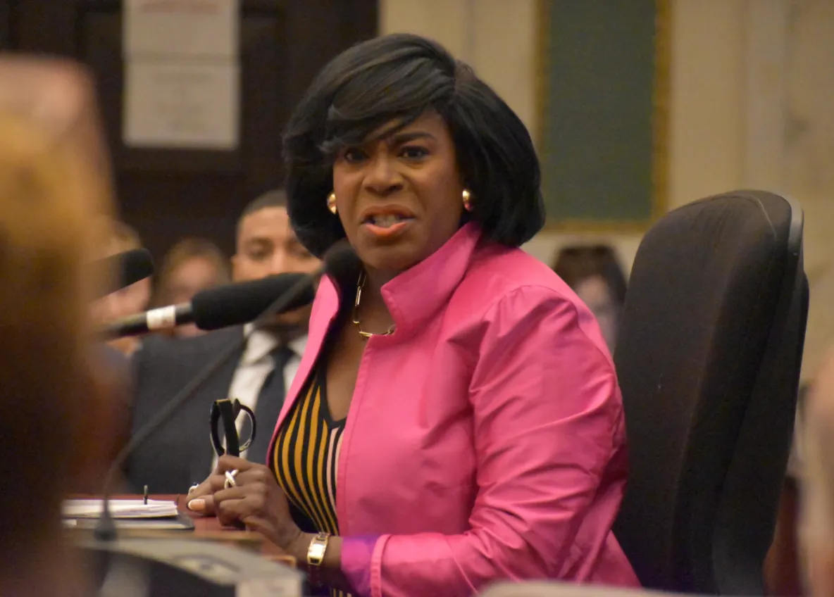 La alcaldesa Parker pide cooperación en medio de una disputa por el Consejo Escolar